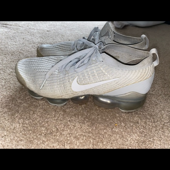 Vapormax white size 8.5 - Picture 3 of 4